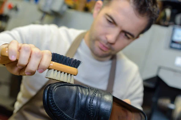 Cepillar un zapato y trabajar — Foto de Stock