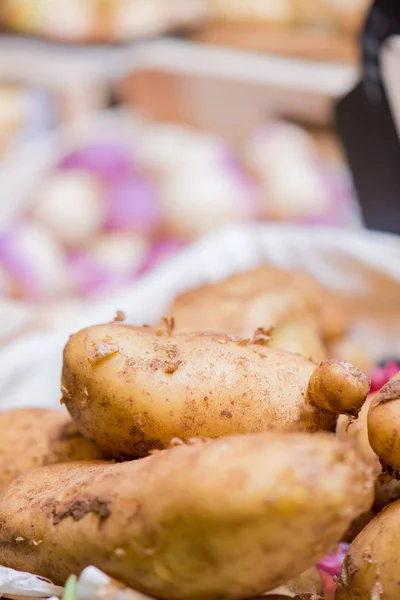 Batatas soltas no supermercado — Fotografia de Stock