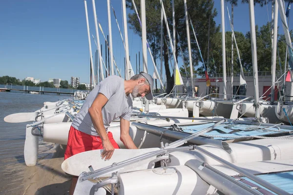 Attractive sailor rigging hobbie-cat before sailing course — Stock Photo, Image