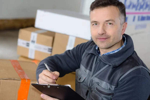 Hombre de entrega con paquete cerca del servicio de envío de camiones de carga — Foto de Stock