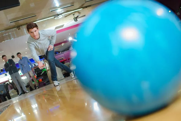 Bowling topu ve yakın çekim — Stok fotoğraf