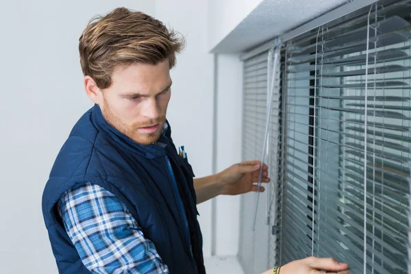 Fixing the blinds and work — Stock Photo, Image