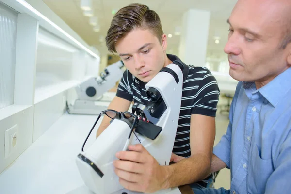 Ophtalmologist en zijn stagiaire — Stockfoto