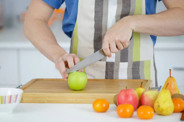 Pomme coupée en deux sur planche à découper — Photo