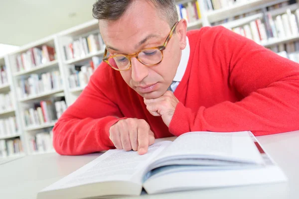 Langsames Lesen mit Brille — Stockfoto