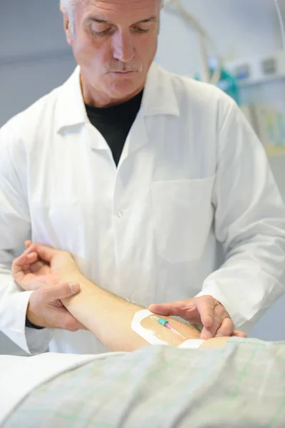 Médico examinando braço e médico — Fotografia de Stock