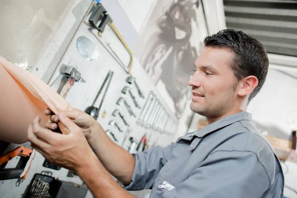 Mechaniker trocknet sich die Hände — Stockfoto