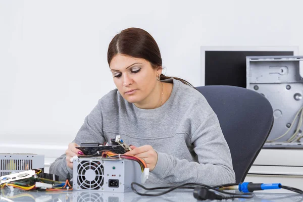 Frau untersucht Computerkomponente — Stockfoto