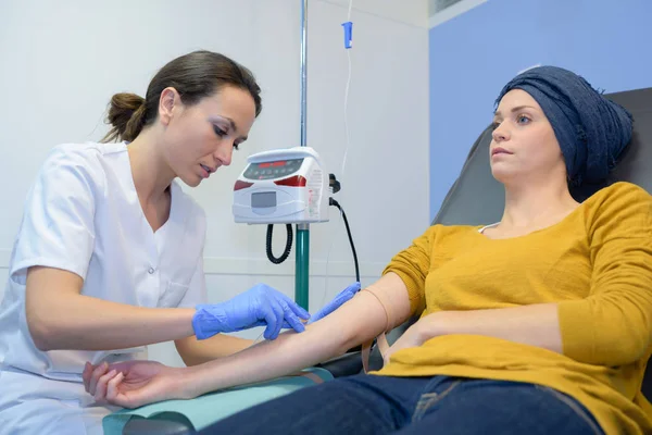 Patient recevant du sang pris par une infirmière à l'hôpital — Photo