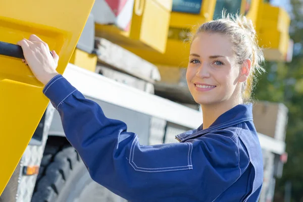 Ritratto di donna che tiene la porta del camion — Foto Stock