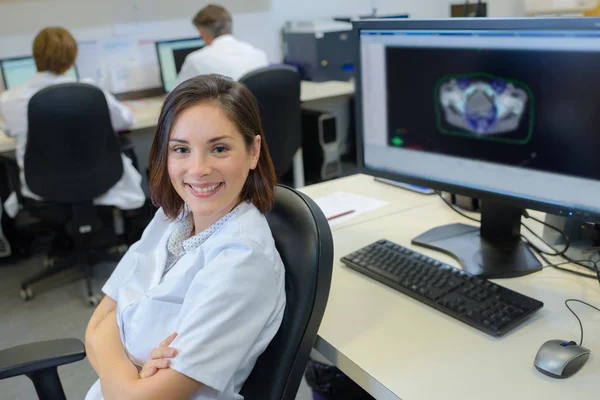 Cientista médico posando e médico — Fotografia de Stock