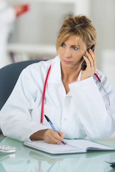 Ženský lékař na telefonu — Stock fotografie