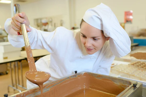 Chef con cucharadas de caramelo y chef —  Fotos de Stock