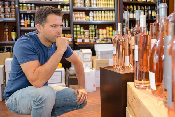 Het kopen van alcoholhoudende dranken en flessen — Stockfoto