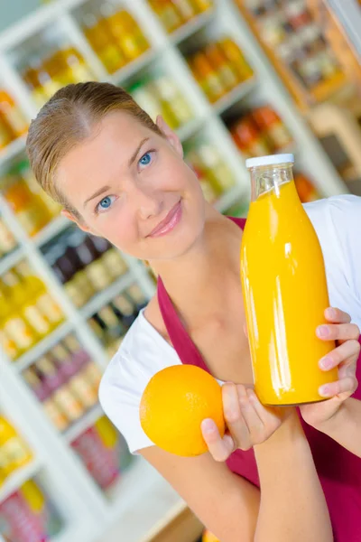 Zumo de naranja y atractivo — Foto de Stock