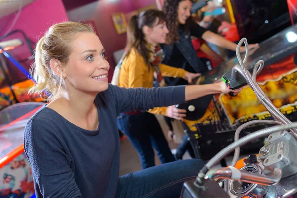 Mujeres divirtiéndose en una sala de juegos — Foto de Stock