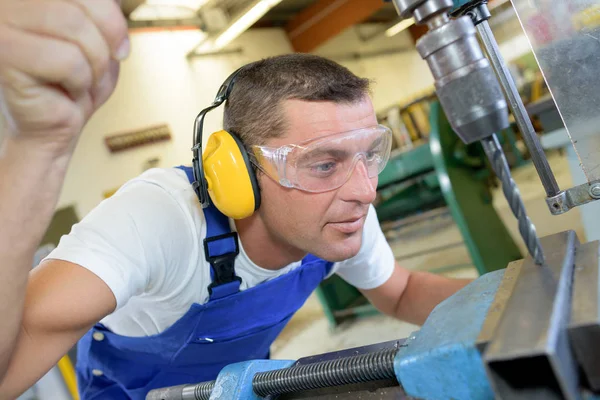 Metallbohrungen und der Mensch — Stockfoto