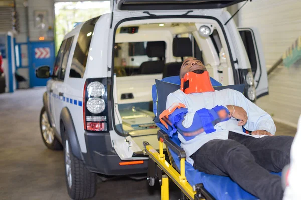 Hasta bir ambulans dışında — Stok fotoğraf