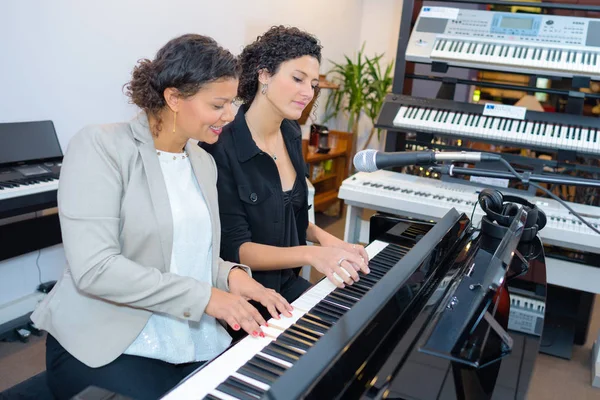 Two women playing keyboard — Stock Photo, Image