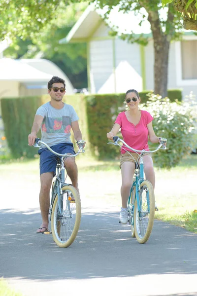 Couple cyclisme et homme — Photo