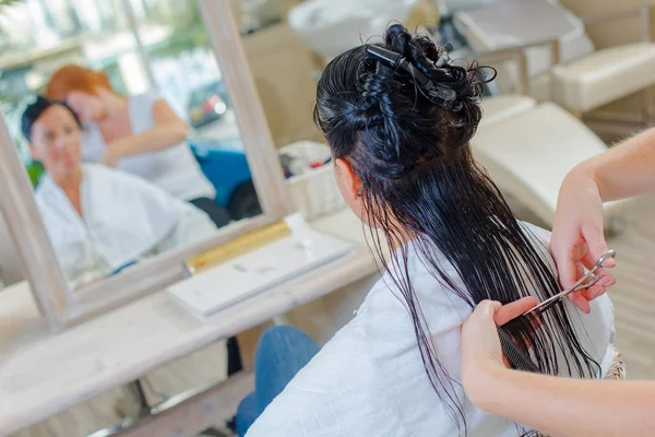 Vrouw in kapsalon — Stockfoto