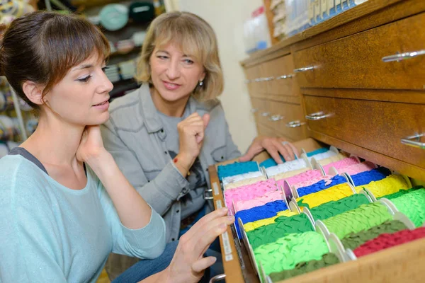 Scelta dei nastri e del lavoro — Foto Stock