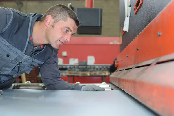 Aplatir le matériau et le travail — Photo