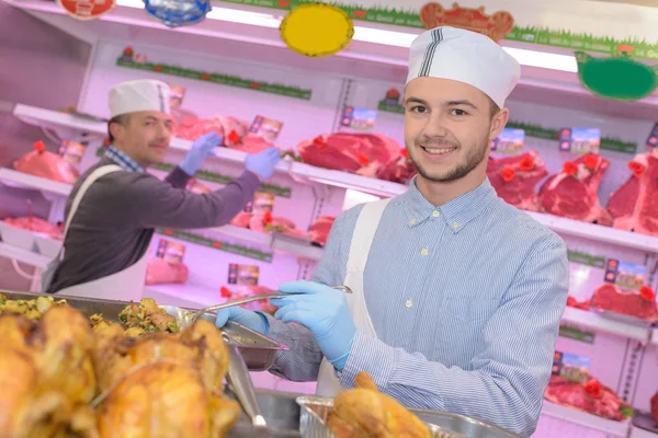 Man serveert gekookt kippen — Stockfoto