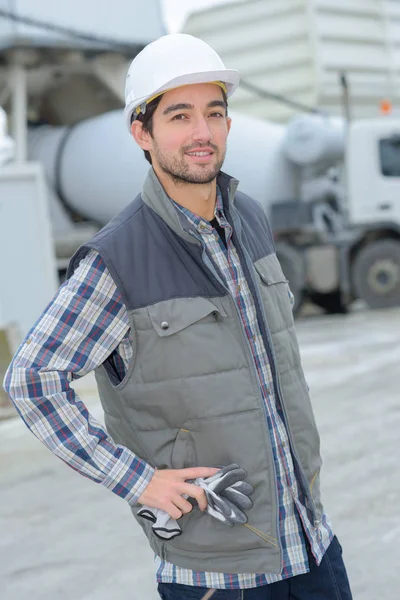 Portret van de mens op de werkplek — Stockfoto