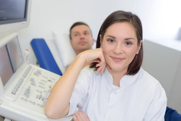 Sonographer technikus jelentő és mosolyogva — Stock Fotó