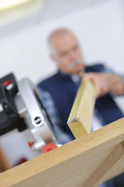 Craftsman putting wooden floor in room — Stock Photo, Image