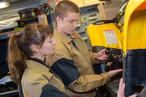 Junge Mechaniker bei der Arbeit — Stockfoto