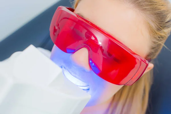 Вид крупным планом на женщину, проходящую стоматологическое лечение — стоковое фото