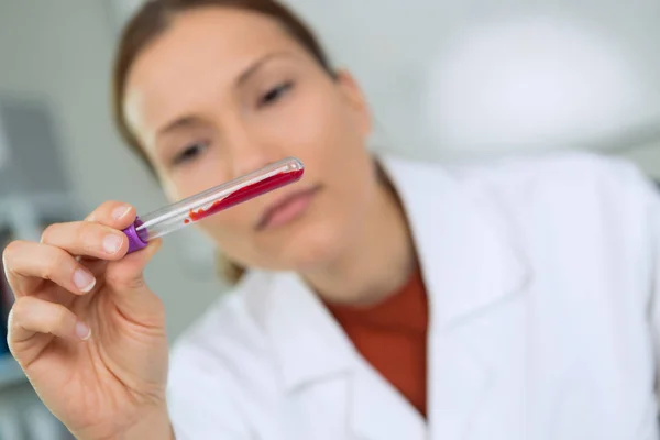 Mujer trabajadora de laboratorio sosteniendo probeta — Foto de Stock