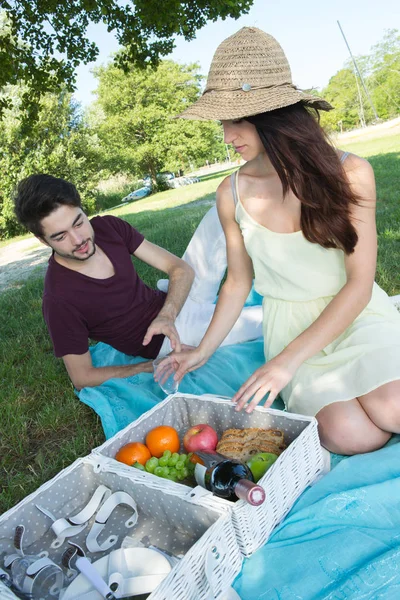 Portrét mladého páru během Romantický piknik v přírodě — Stock fotografie