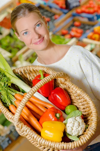 Canasta llena de verduras y rubia —  Fotos de Stock