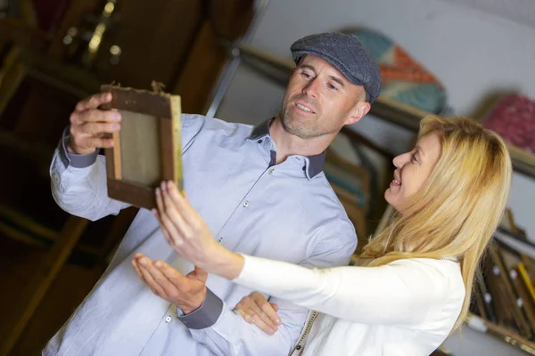 Paar kauft in Antiquariat ein — Stockfoto