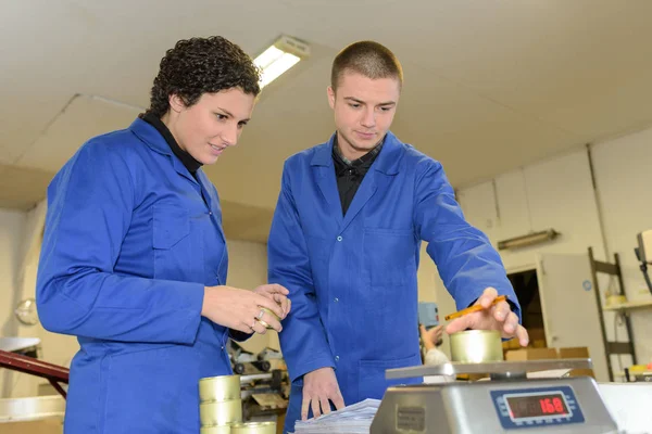 Jonge werknemers wegen van object — Stockfoto