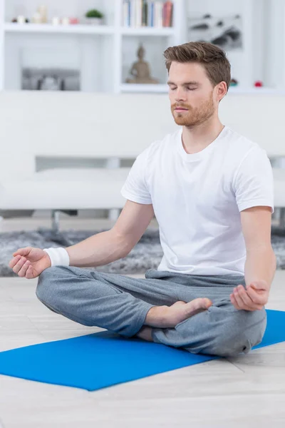 Knappe donkere harige man die het beoefenen van yoga — Stockfoto