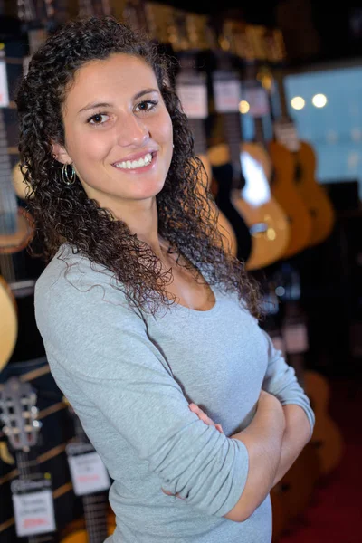 Retrato de mujer en tienda de música — Foto de Stock