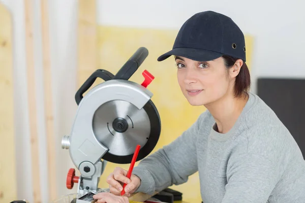 Una mujer carpintero y trabajo — Foto de Stock