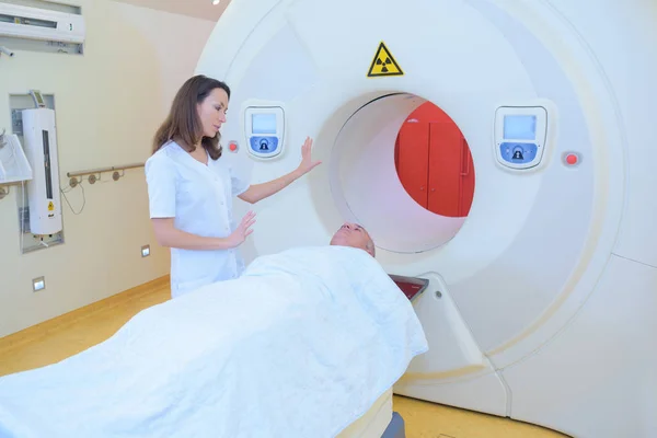 Patient under MRI and magnetic — Stock Photo, Image