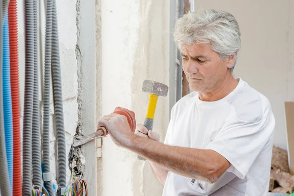 Chiseling lejos en una pared —  Fotos de Stock