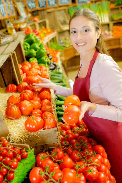 Mulher e tomates e adulto — Fotografia de Stock