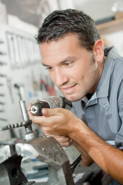 Mechanik mit Bohrmaschine und justieren — Stockfoto