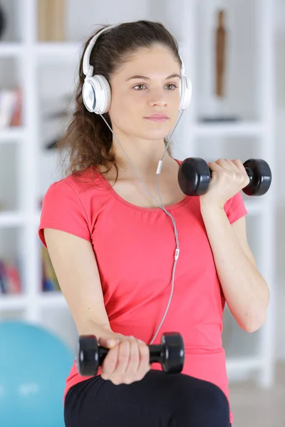 Mujer haciendo ejercicio con pesas —  Fotos de Stock