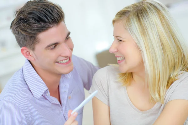 Glückliches Paar mit Schwangerschaftstester — Stockfoto