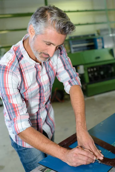 Operaio taglio lastre e lavoratore — Foto Stock