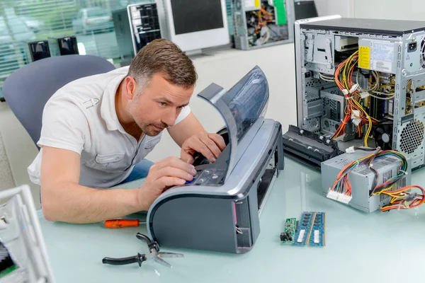 Der vielbeschäftigte Techniker und Mensch — Stockfoto