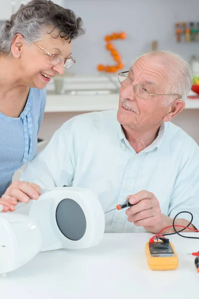 Oude man vaststelling van koffie-/ theevoorzieningen — Stockfoto